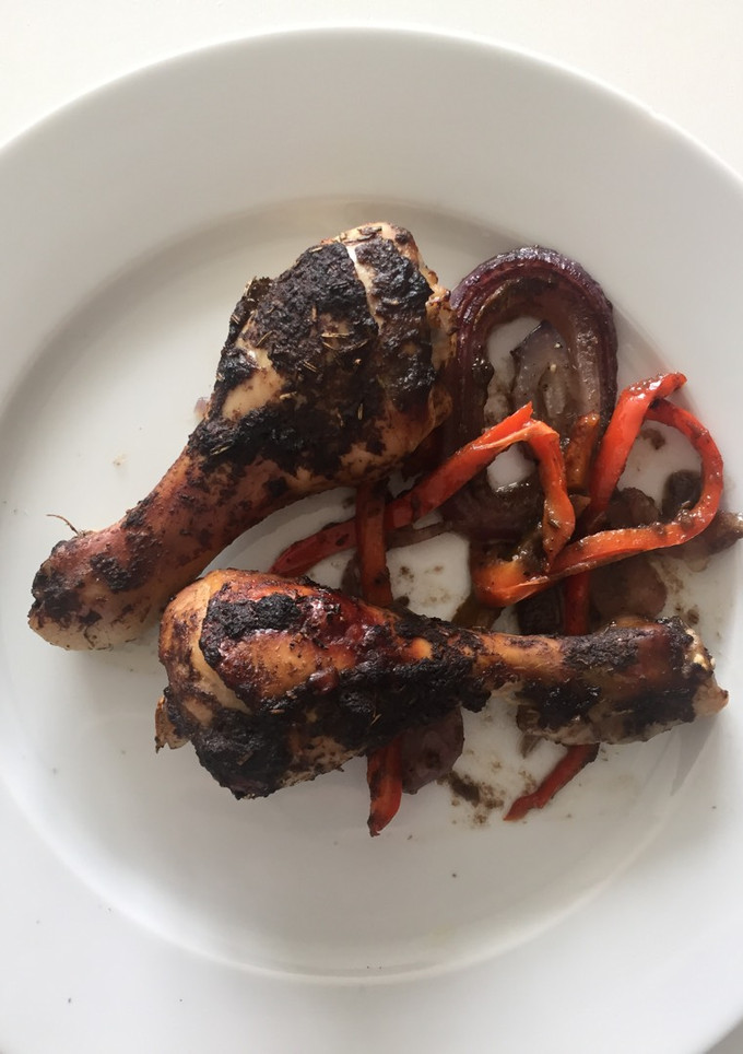 Una foto de Muslos de pollo al horno con ajo negro