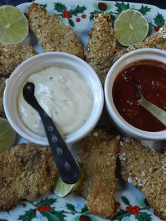 Una foto de Solomillos de pollo al horno con salsas