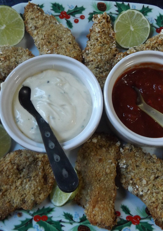 Una foto de Solomillos de pollo al horno con salsas