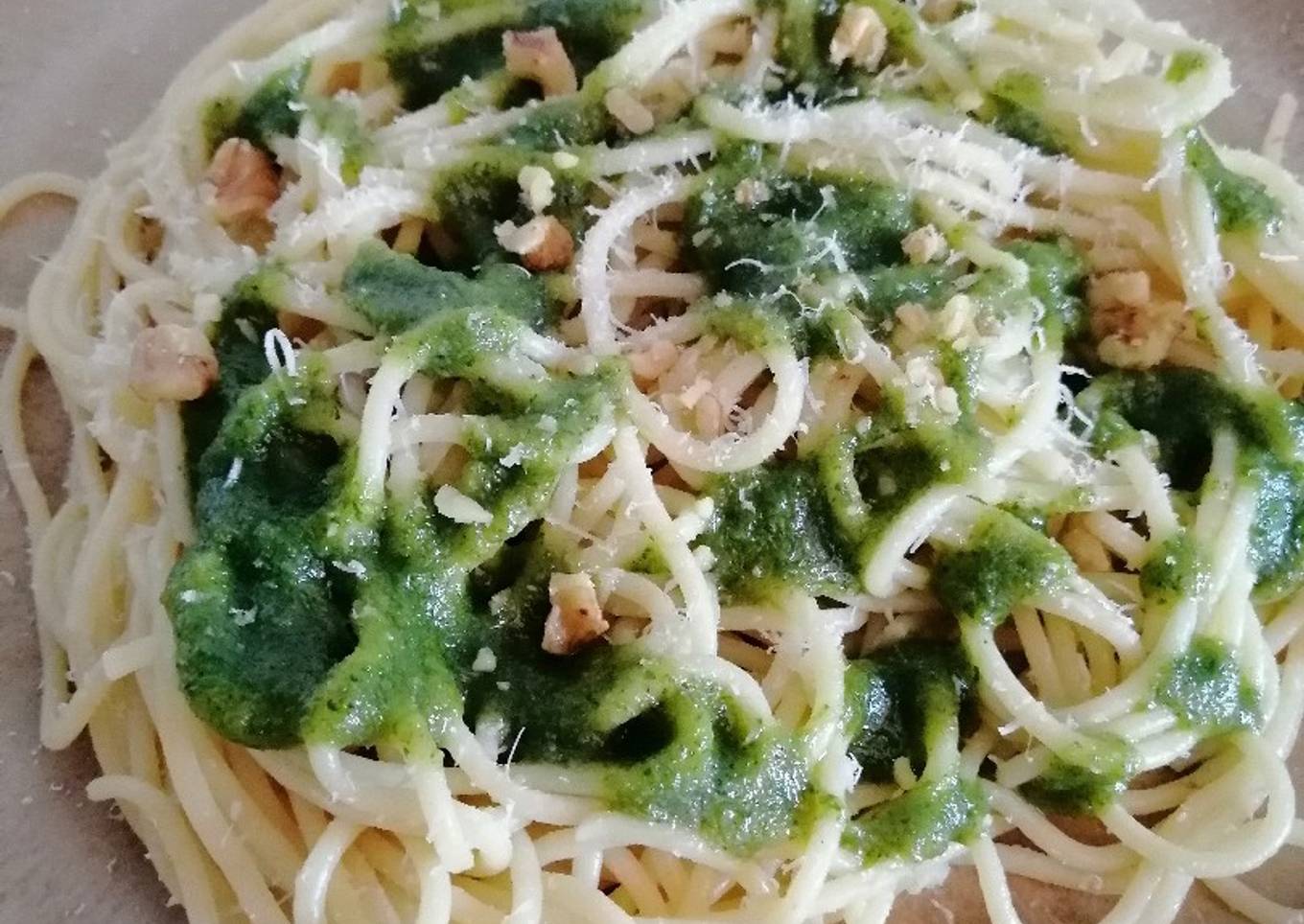 Espaguetis con pesto de apio