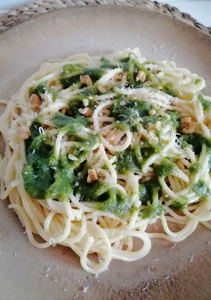 Una foto de Espaguetis con pesto de apio