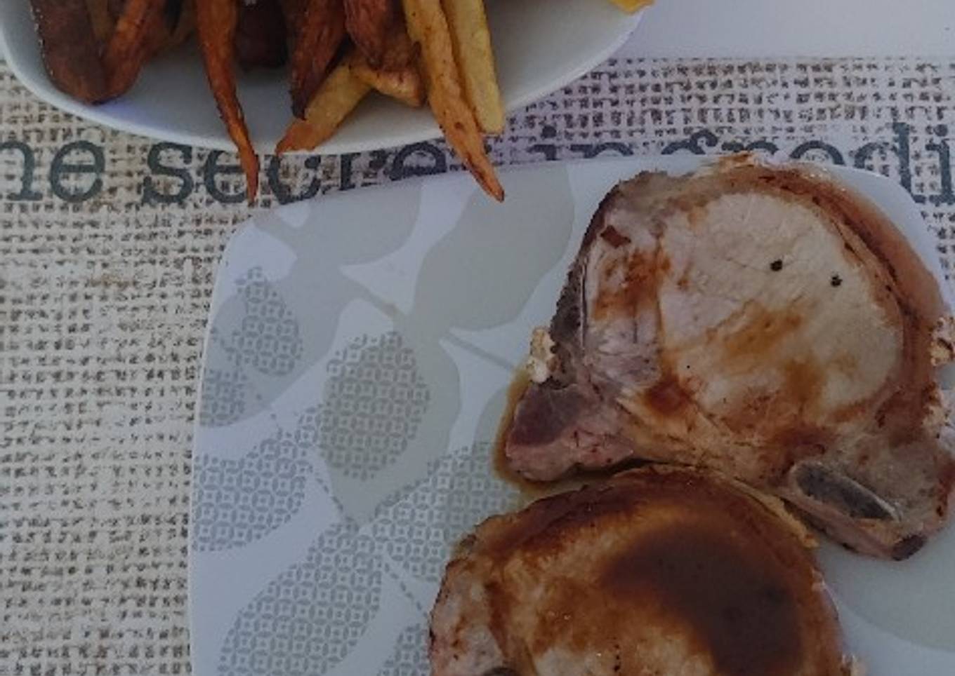 Costillitas de cerdo con papas y batata frita