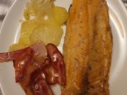 Una foto de trucha al horno con beicon