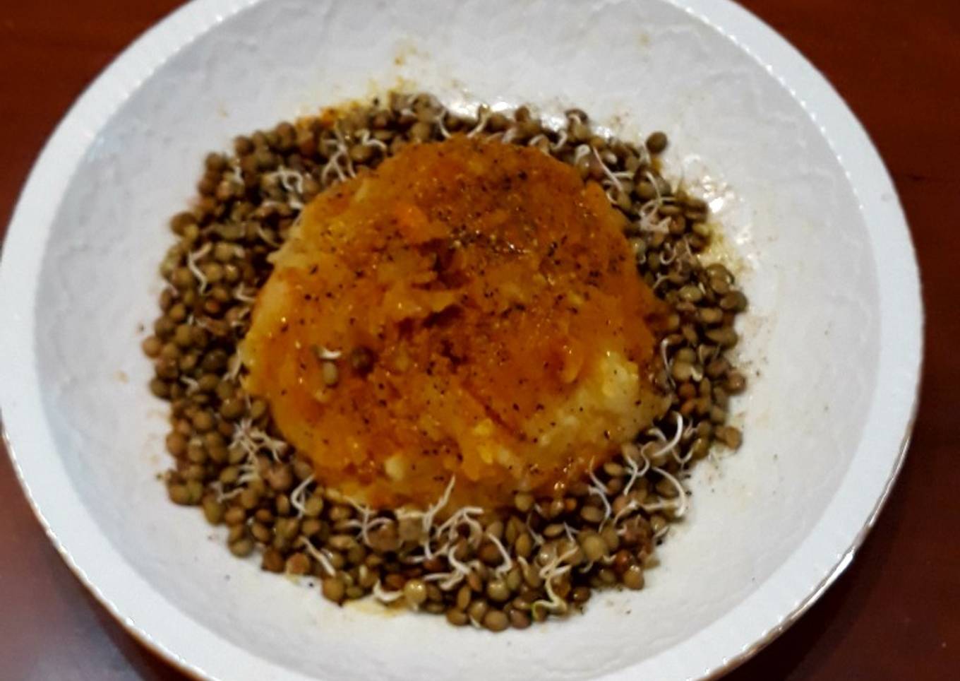 Puré de calabaza roja, patata y lentejas germinadas