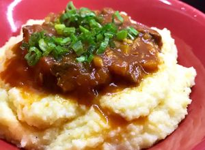 Una foto de Polenta con estofado de lomo