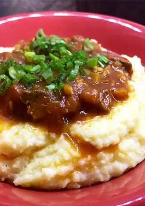 Una foto de Polenta con estofado de lomo