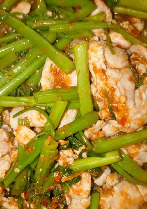 รูปของ ผัดพริกแกงไก่ใส่ผักบุ้งจีน คีโต