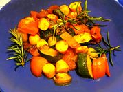 Una foto di zucchine in padella