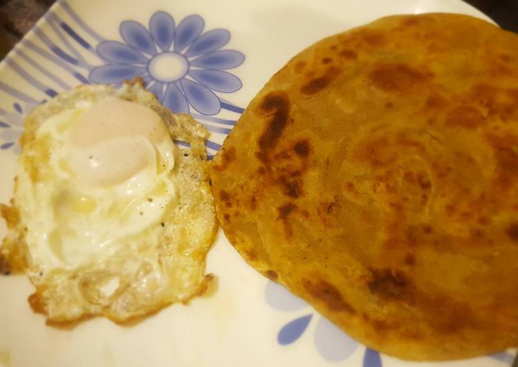 Recipe of Speedy Paratha (fry egg)