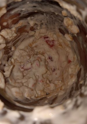 A picture of Strawberry banana cheesecake overnight oats.