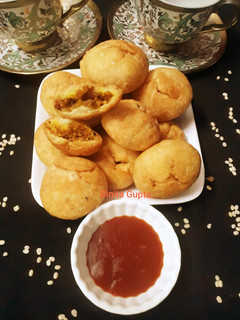 उड़द दाल की मिनी खस्ता कचौड़ी(Urad daal ki mini khasta kachori recipe in Hindi) रेसिपी मुख्य फोटो