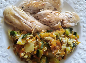 Una foto de Churrascos de pollo con verduras salteadas y huevo