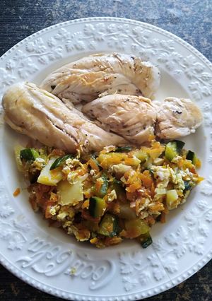 Una foto de Churrascos de pollo con verduras salteadas y huevo