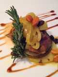 Ternera estilo mozárabe con pera, manzana y patatas confitadas al romero