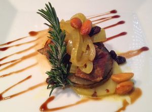 Una foto de Ternera estilo mozárabe con pera, manzana y patatas confitadas al romero