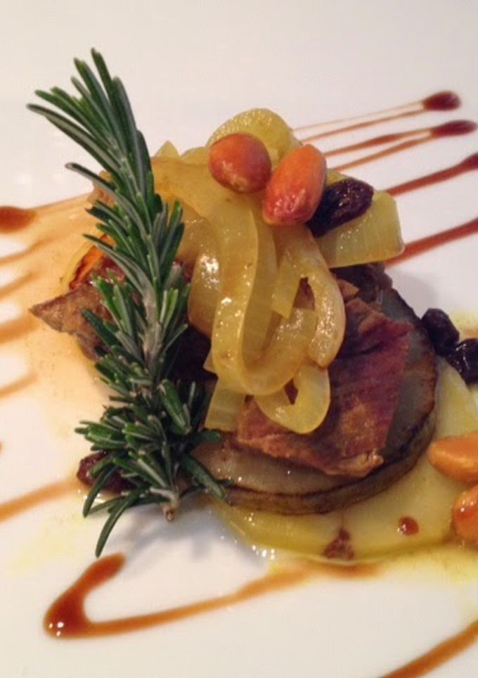 Una foto de Ternera estilo mozárabe con pera, manzana y patatas confitadas al romero