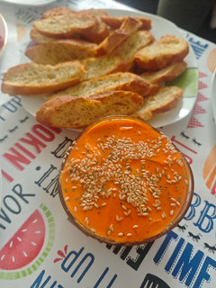 Foto principal de Hummus de pimientos y queso feta