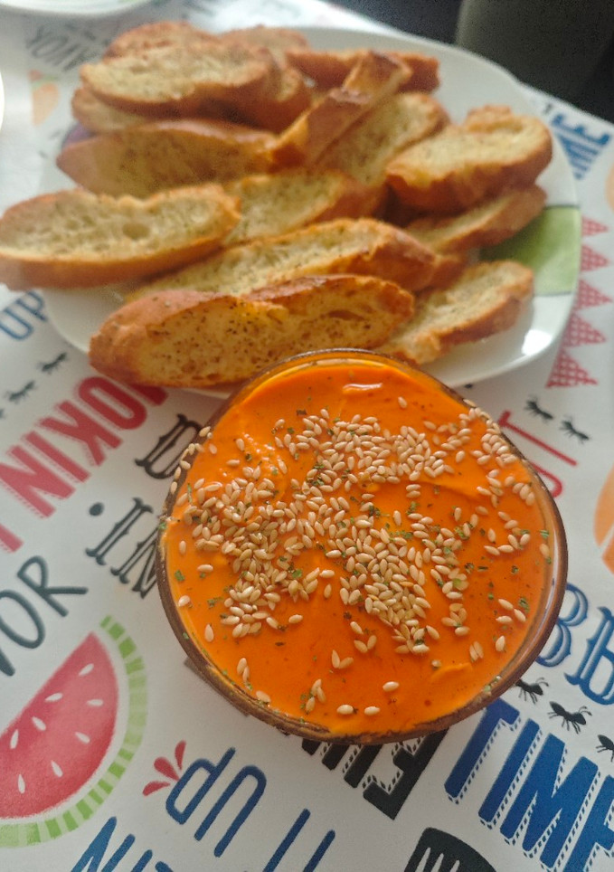Una foto de Hummus de pimientos y queso feta
