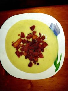 Una foto de Crema de calabacín con picatostes