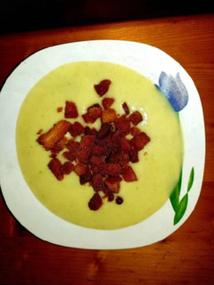 Una foto de Crema de calabacín con picatostes
