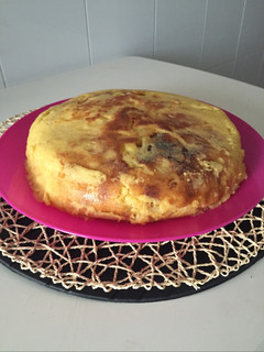 Una foto de Tortillica de patata rellena de jamón y queso al ajillo