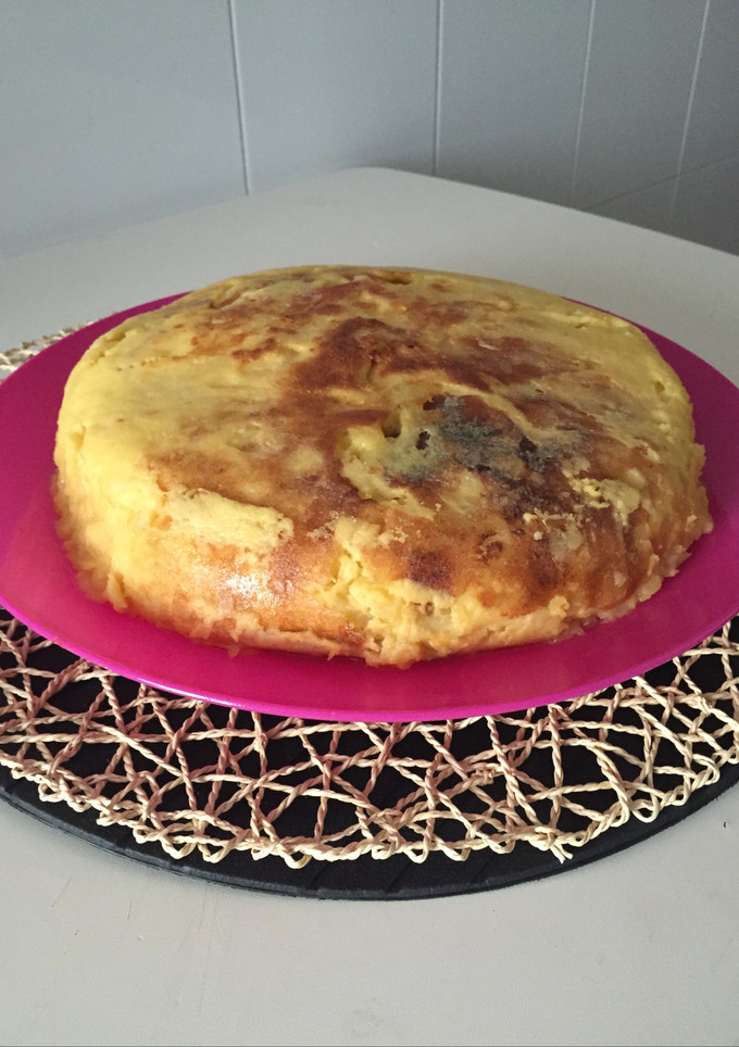 Una foto de Tortillica de patata rellena de jamón y queso al ajillo