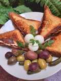 Croques monsieur accompagné d'oeufs de caille olives cornichons