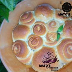 A picture of Beef filled dinner rolls.