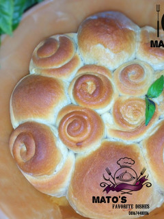 A picture of Beef filled dinner rolls.