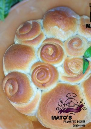 A picture of Beef filled dinner rolls.