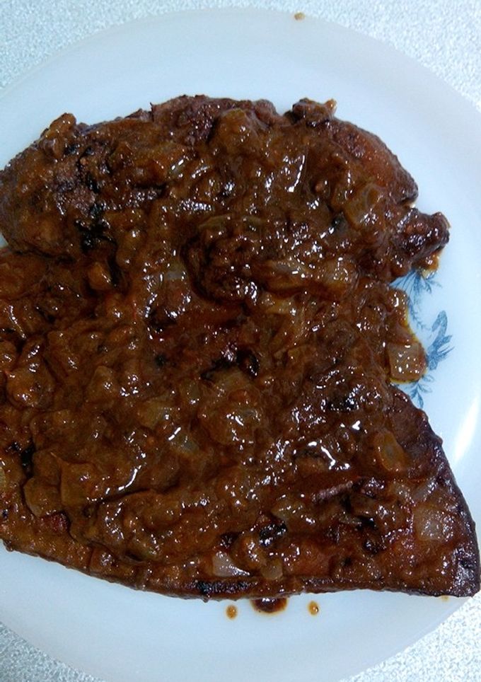 Una foto de Hígado con cebolla y tomate