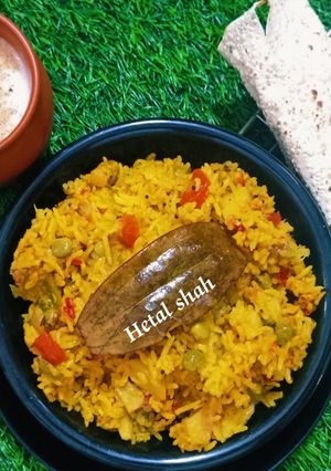 મિક્સ વેજ ખીચડી (Mix Veg Khichdi Recipe In Gujarati) રેસીપી મુખ્ય ફોટો