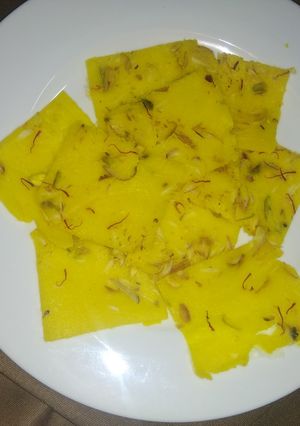 बोम्बे आइस हलवा (Bombay Ive halwa recipe in hindi) रेसिपी मुख्य फोटो