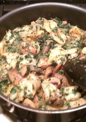 A picture of shrimp fettuccine with mushrooms.
