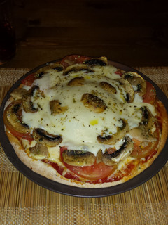 Una foto de Pizza de provolone, tomate y champiñón