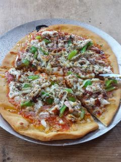 Una foto de Pizza de pollo, pimiento verde y bacon