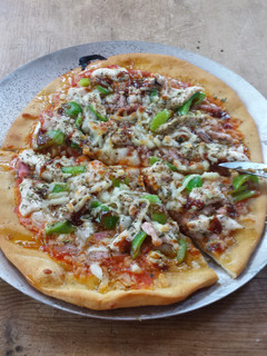 Una foto de Pizza de pollo, pimiento verde y bacon