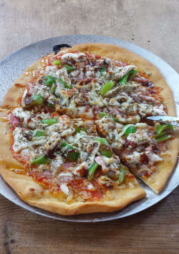Una foto de Pizza de pollo, pimiento verde y bacon