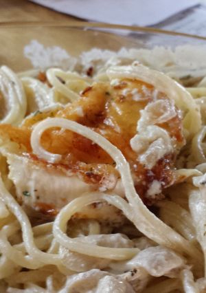 Una foto de Espaguetis con nata, champiñón y queso de cabra
