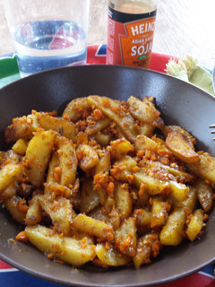 Una foto de Patatas con zanahoria picada, soja y salsa agridulce