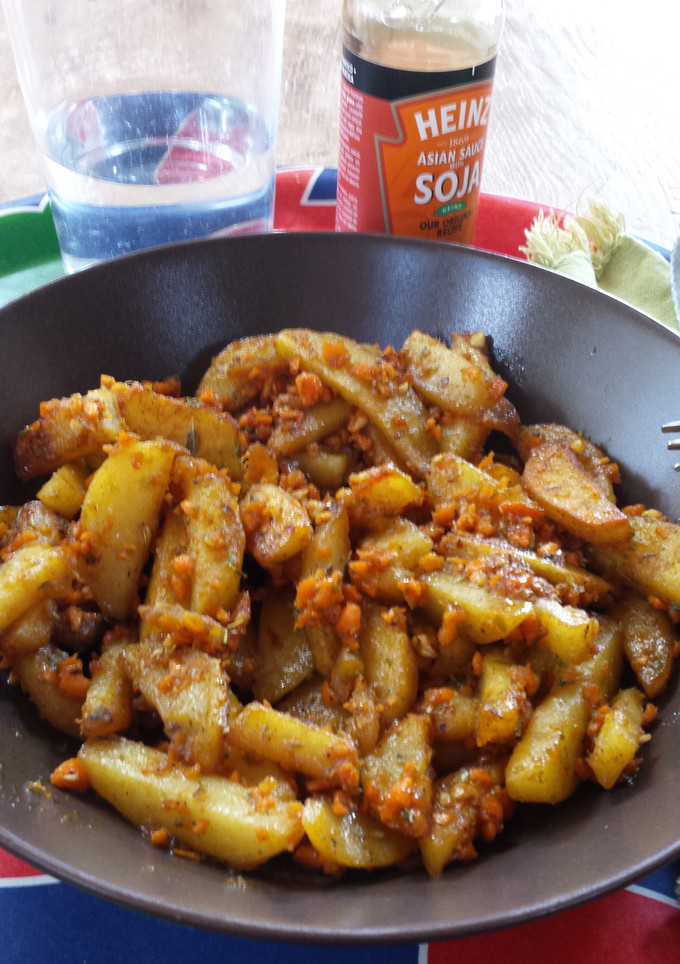 Una foto de Patatas con zanahoria picada, soja y salsa agridulce