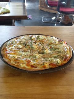 Una foto de Pizza de salmón, mozzarella y queso de cabra