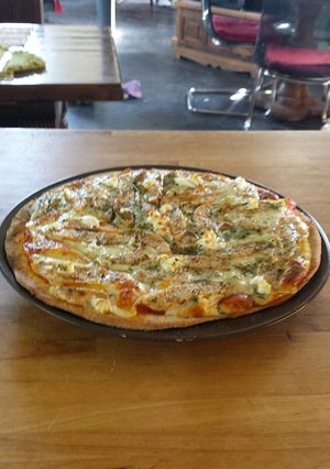 Una foto de Pizza de salmón, mozzarella y queso de cabra