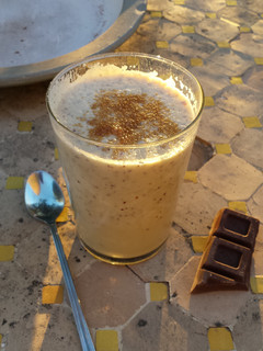 Una foto de Batido de manzana roja, leche de soja y jengibre.