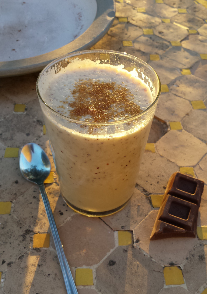 Una foto de Batido de manzana roja, leche de soja y jengibre.