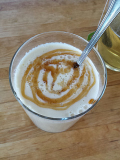 Una foto de Batido de manzana, leche de soja y miel (o caramelo)