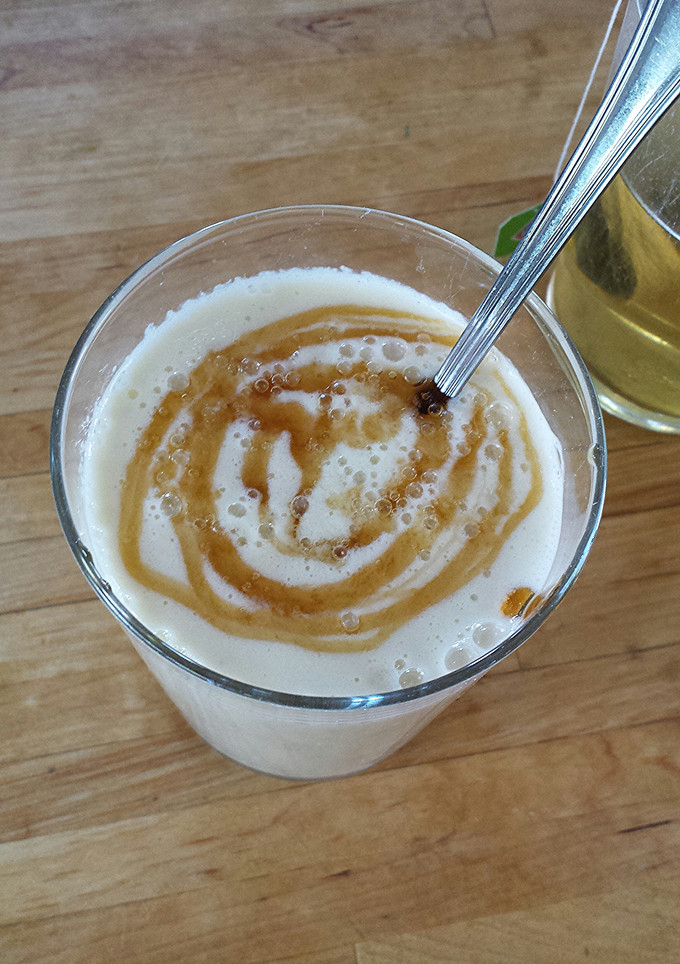 Una foto de Batido de manzana, leche de soja y miel (o caramelo)