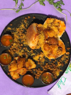 A picture of Chana potato dabeli.