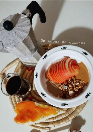 Une photo de Petit déjeuner allégé ☕ Yaourt bowl 🥣 tartine 🍞