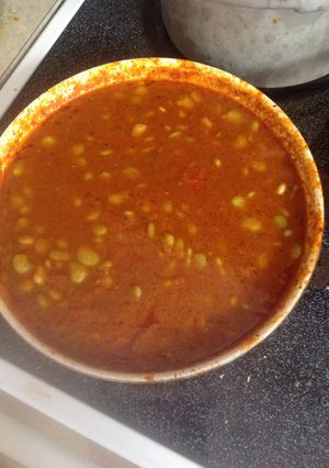 A picture of Avarekkalu curry.